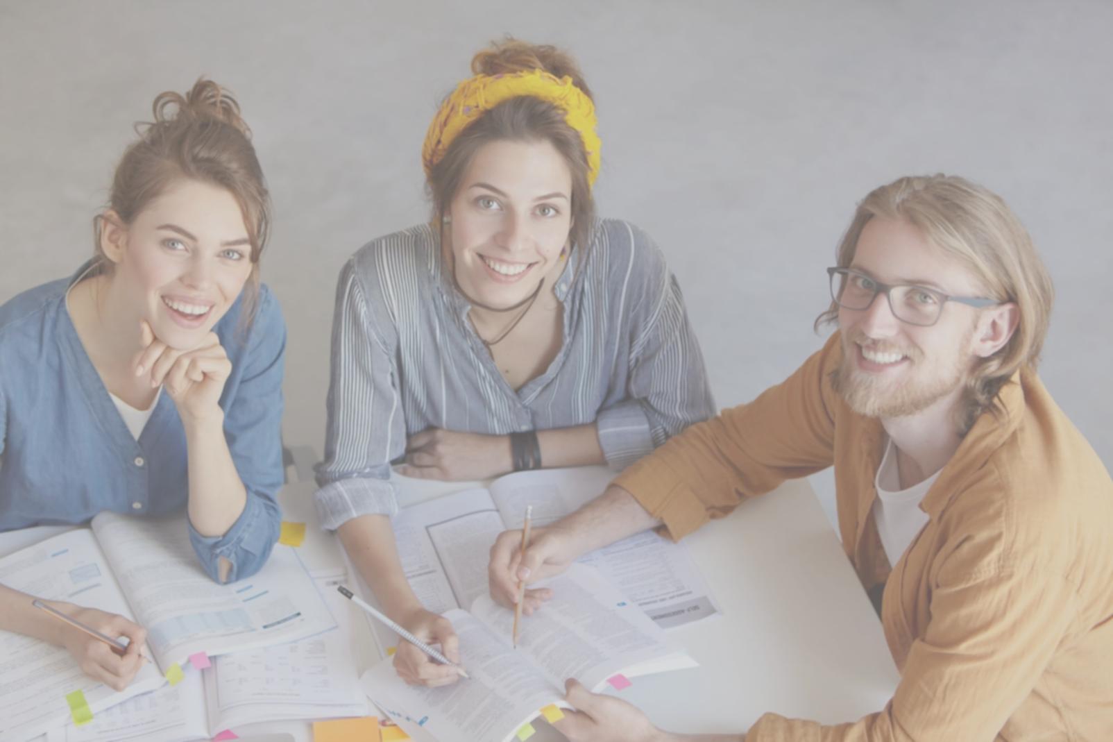 Espacio de trabajo colaborativo con estudiantes desarrollando proyectos financieros